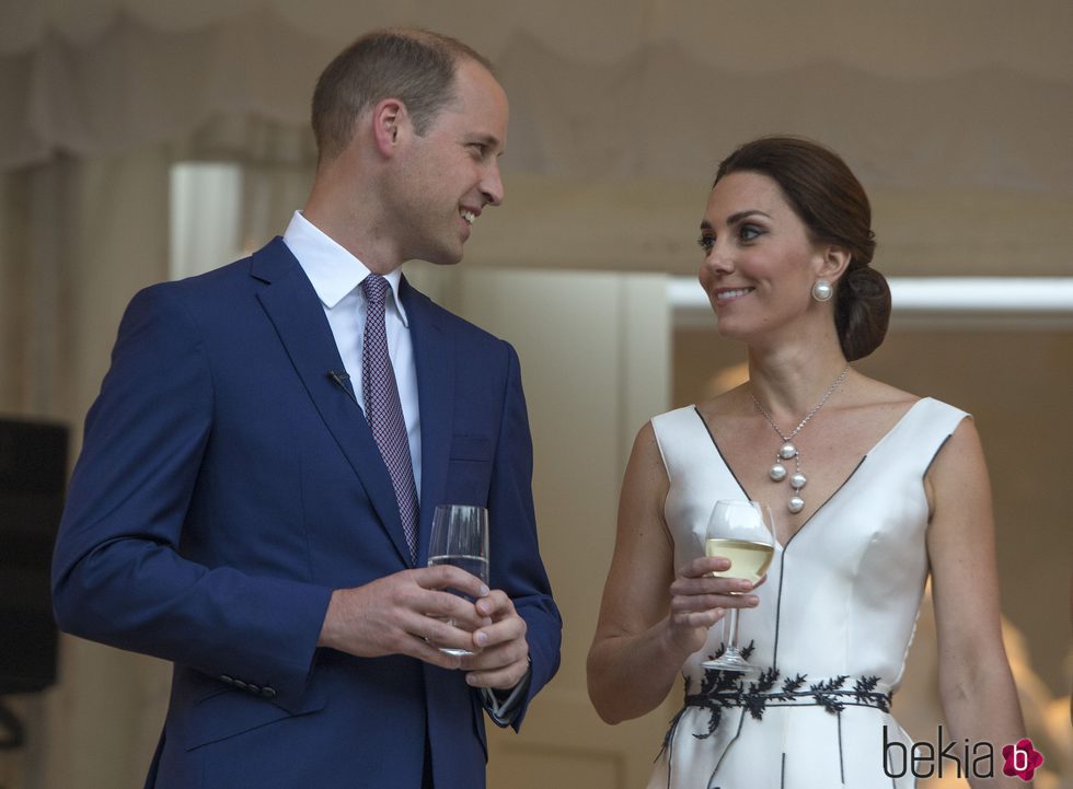 El Príncipe Guillermo y Kate Middleton, muy cómplices en una cena en Varsovia