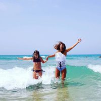 Paula Echevarría y Daniella Bustamante divirtiéndose en la playa