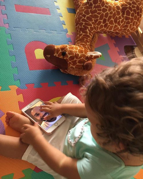 Matilda Suárez Costa viendo una foto de su papá Mario Suárez