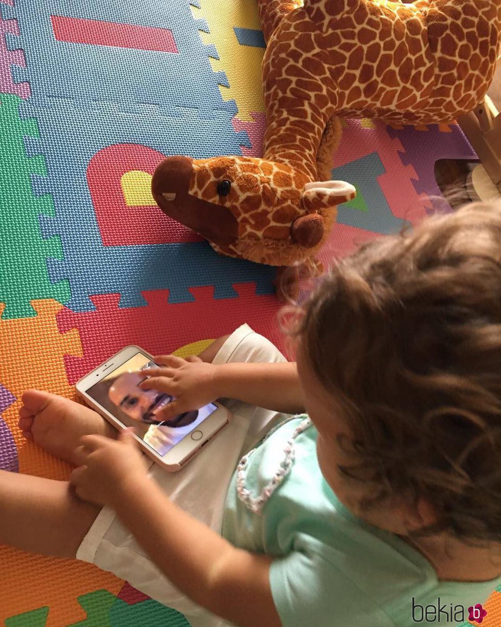 Matilda Suárez Costa viendo una foto de su papá Mario Suárez