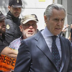 Miguel Blesa, abroncado por un afectado por las preferentes