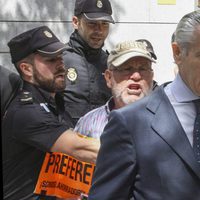 Miguel Blesa, abroncado por un afectado por las preferentes