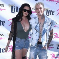 Aaron Carter junto a su novia