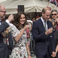 El Príncipe Guillermo y Kate Middleton tomando un licor en Gdansk