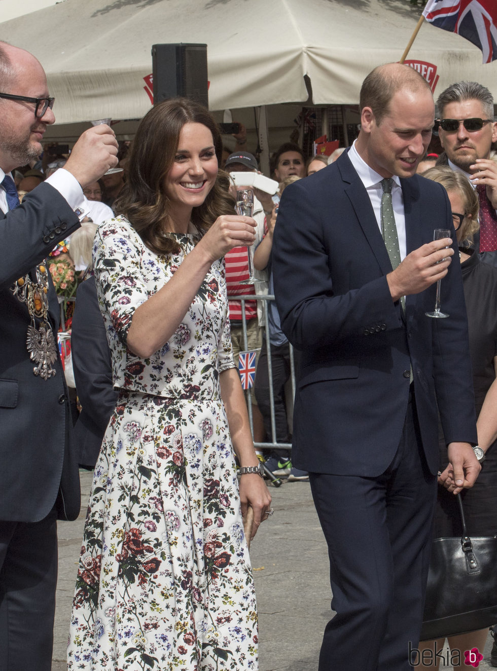 El Príncipe Guillermo y Kate Middleton tomando un licor en Gdansk