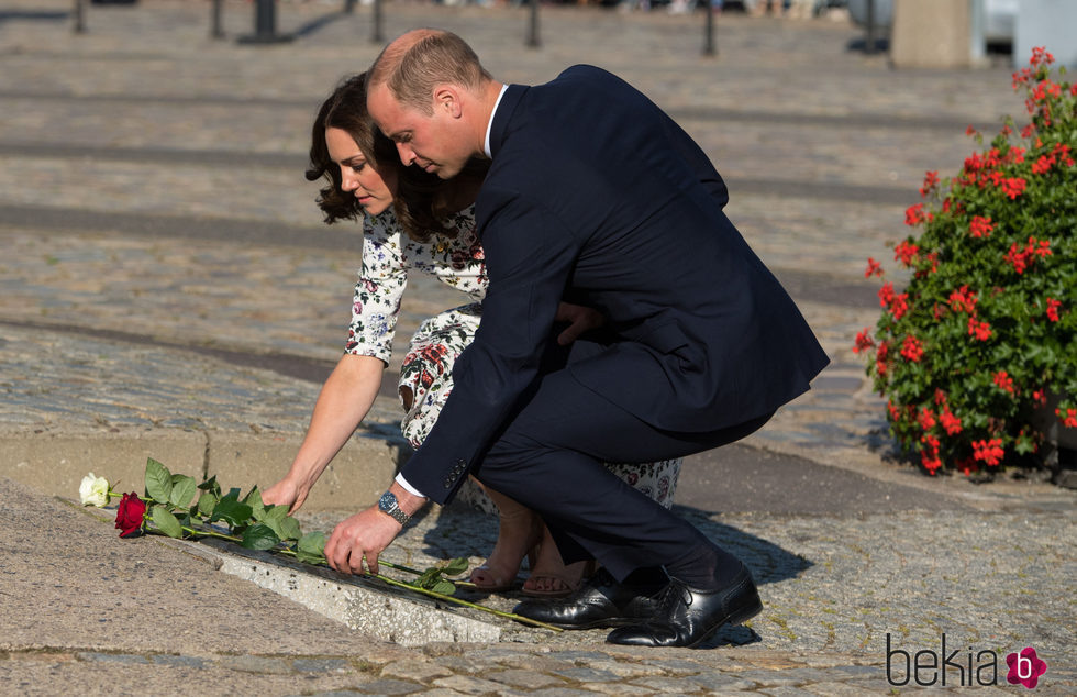 El Príncipe Guillermo y Kate Middleton dejan flores en el centro europeo de Solidaridad de Gdansk