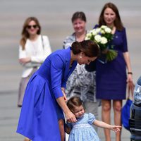 Kate Middleton con la Princesa Carlota al final de su visita oficial a Polonia