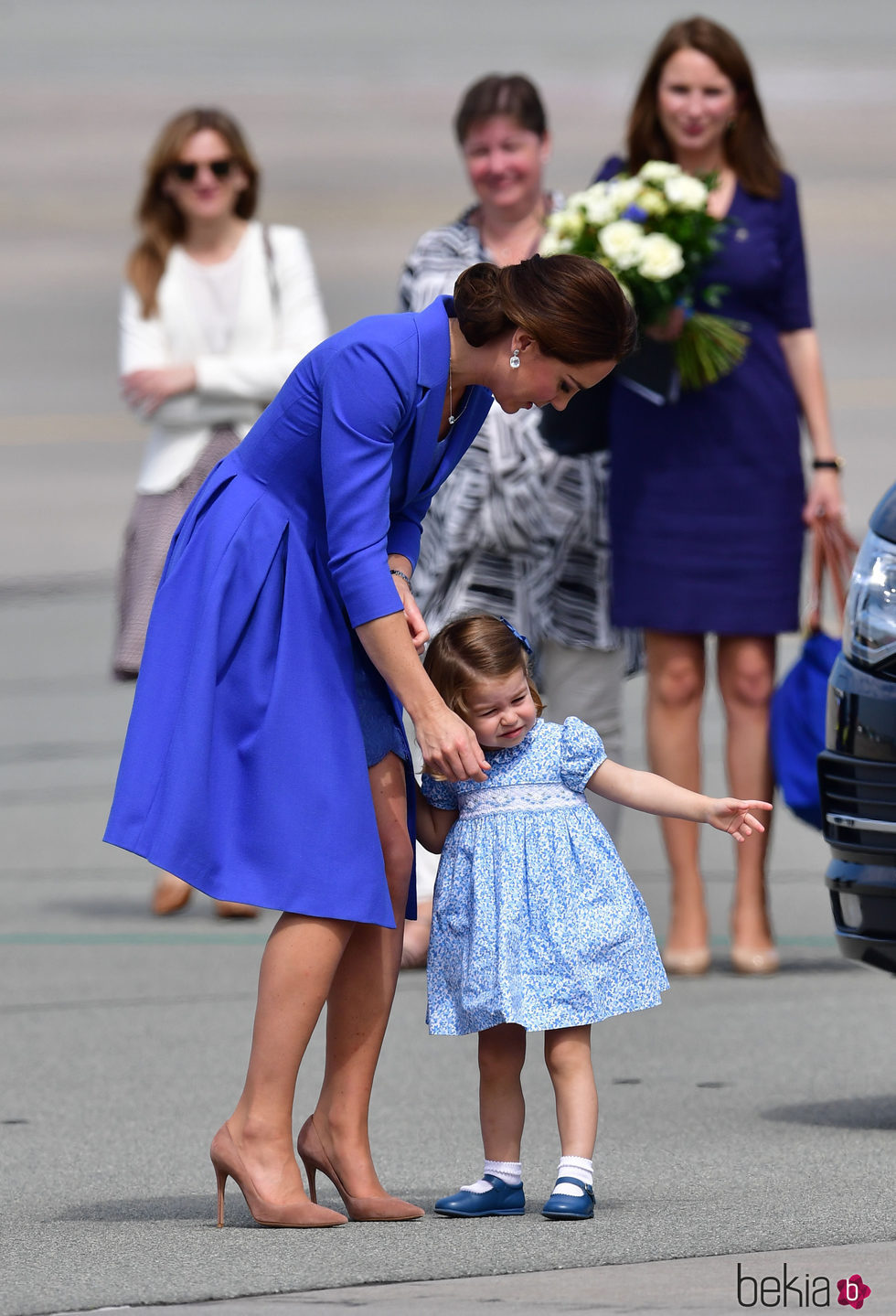 Kate Middleton con la Princesa Carlota al final de su visita oficial a Polonia