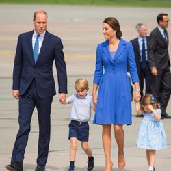 El Principe Guillermo y Kate Middleton de la mano con sus hijos Jorge y Carlota en su despedida de Polonia