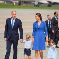 El Principe Guillermo y Kate Middleton de la mano con sus hijos Jorge y Carlota en su despedida de Polonia