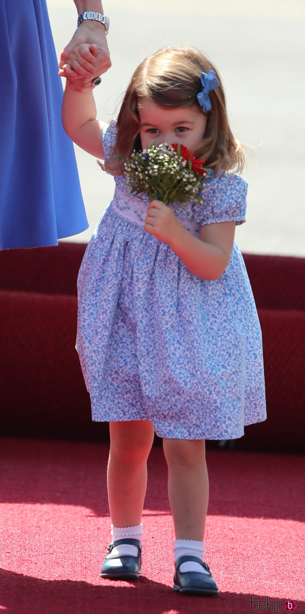 La Princesa Carlota huele unas flores a su llegada a Alemania