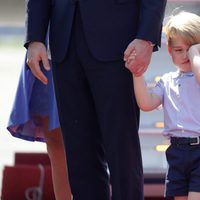 El Príncipe Jorge, con cara de sueño a su llegada a Alemania