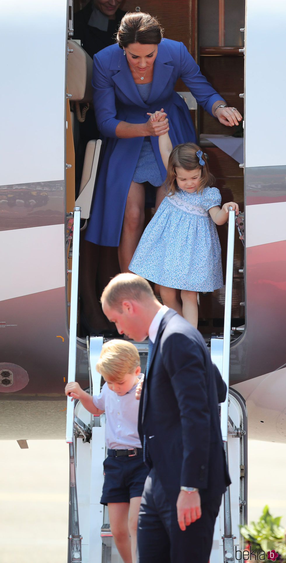 Los Duques de Cambridge y sus hijos Jorge y Carlota a su llegada a Alemania