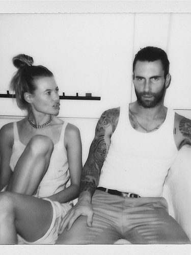 Adam Levine y Behati Prinsloo sentados por su tercer aniversario