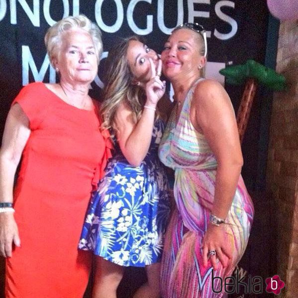 Andrea Janeiro junto a su madre Belén Esteban y su abuela Carmen