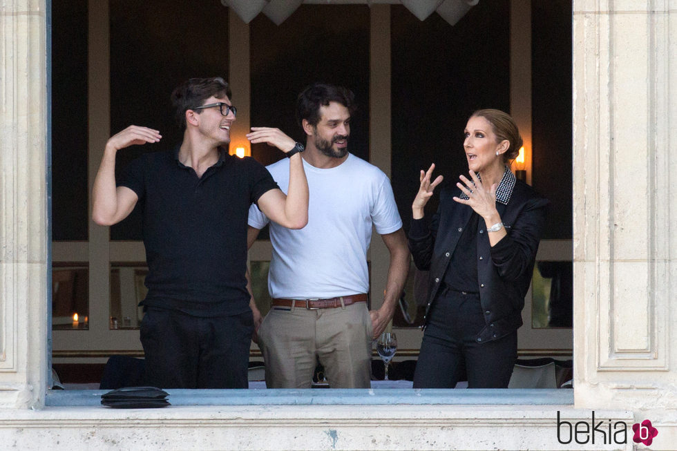 Celine Dion con Pepe Muñoz en un restaurante de París