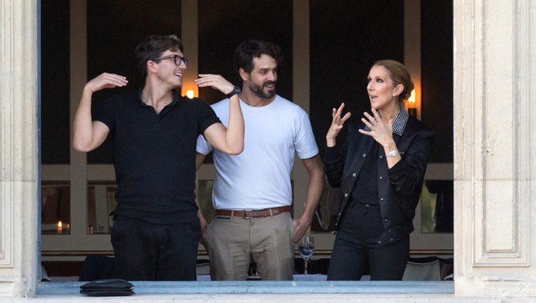 Celine Dion con Pepe Muñoz en un restaurante de París