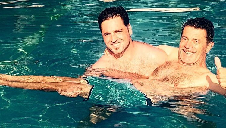 David Bustamante cogiendo a su padre en brazos en la piscina