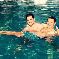 David Bustamante cogiendo a su padre en brazos en la piscina