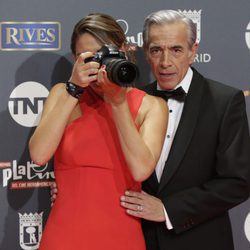 Imanol Arias y su novia Irene Meritxell haciendo fotos en los Premios Platino 2017