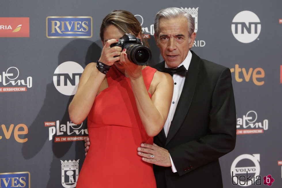 Imanol Arias y su novia Irene Meritxell haciendo fotos en los Premios Platino 2017