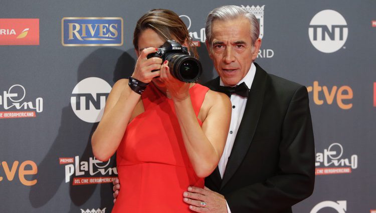 Imanol Arias y su novia Irene Meritxell haciendo fotos en los Premios Platino 2017