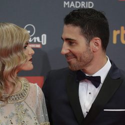 Miguel Ángel Silvestre y Amaia Salamanca hablando en los Premios Platino 2017