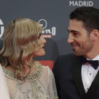 Miguel Ángel Silvestre y Amaia Salamanca hablando en los Premios Platino 2017