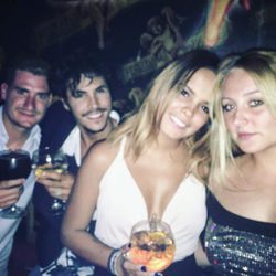 Rocío Flores Carrasco junto a Gloria Camila y Kiko Jiménez en La Posada de las Animas