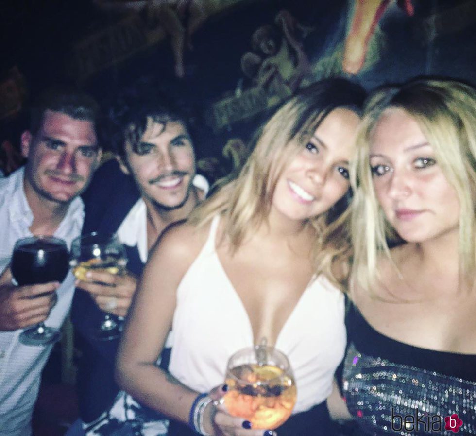 Rocío Flores Carrasco junto a Gloria Camila y Kiko Jiménez en La Posada de las Animas