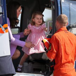 Kate Middleton con su hija la Princesa Carlota dentro de un helicóptero en Hamburgo