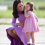 Kate Middleton consolando a su hija Carlota de Cambridge tras caerse en Hamburgo