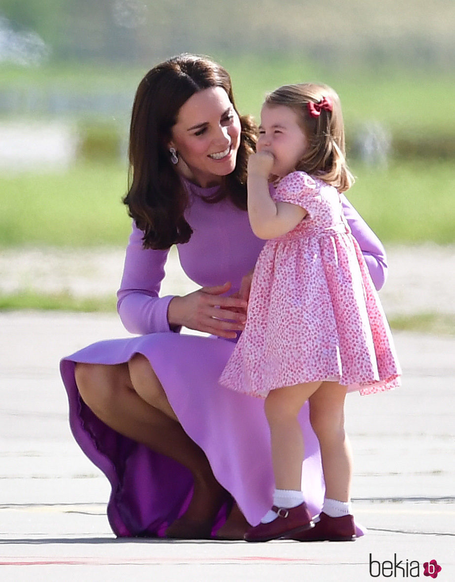 Kate Middleton consolando a su hija Carlota de Cambridge tras caerse en Hamburgo