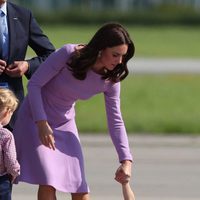 La Princesa Carlota tropieza y cae al suelo mientras iba de la mano de Kate Middleton en Hamburgo