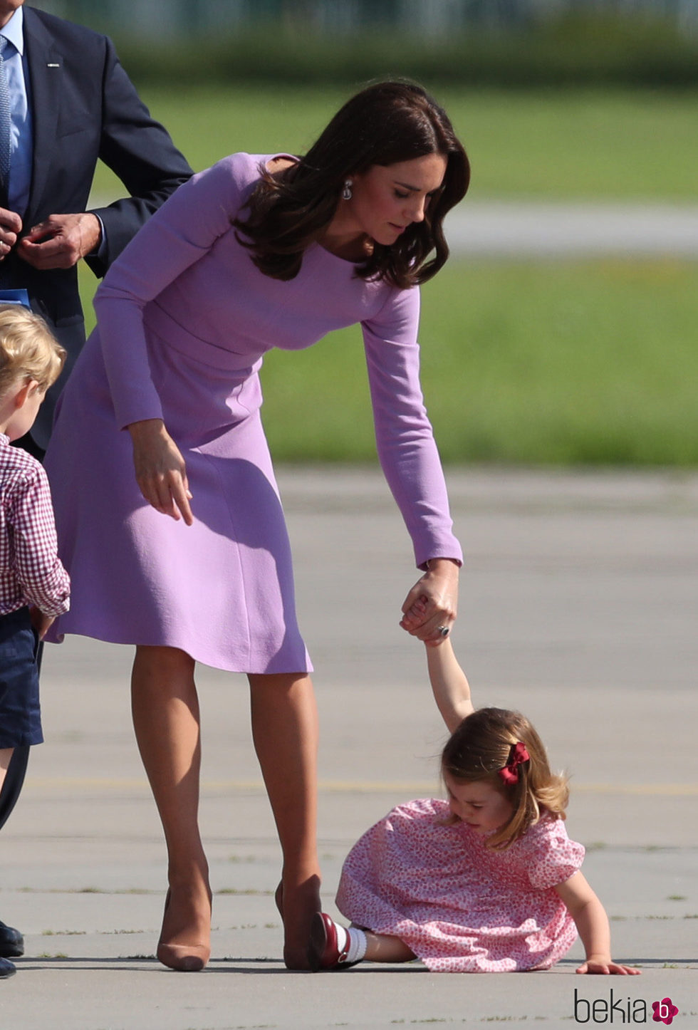 La Princesa Carlota tropieza y cae al suelo mientras iba de la mano de Kate Middleton en Hamburgo