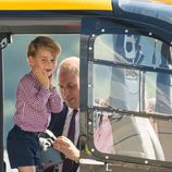 El Príncipe Jorge explorando un helicóptero en Hamburgo bajo la atenta mirada de Guillermo de Inglaterra