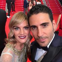 Miguel Ángel Silvestre y Amaia Salamanca haciéndose un selfie en los Premios Platino 2017