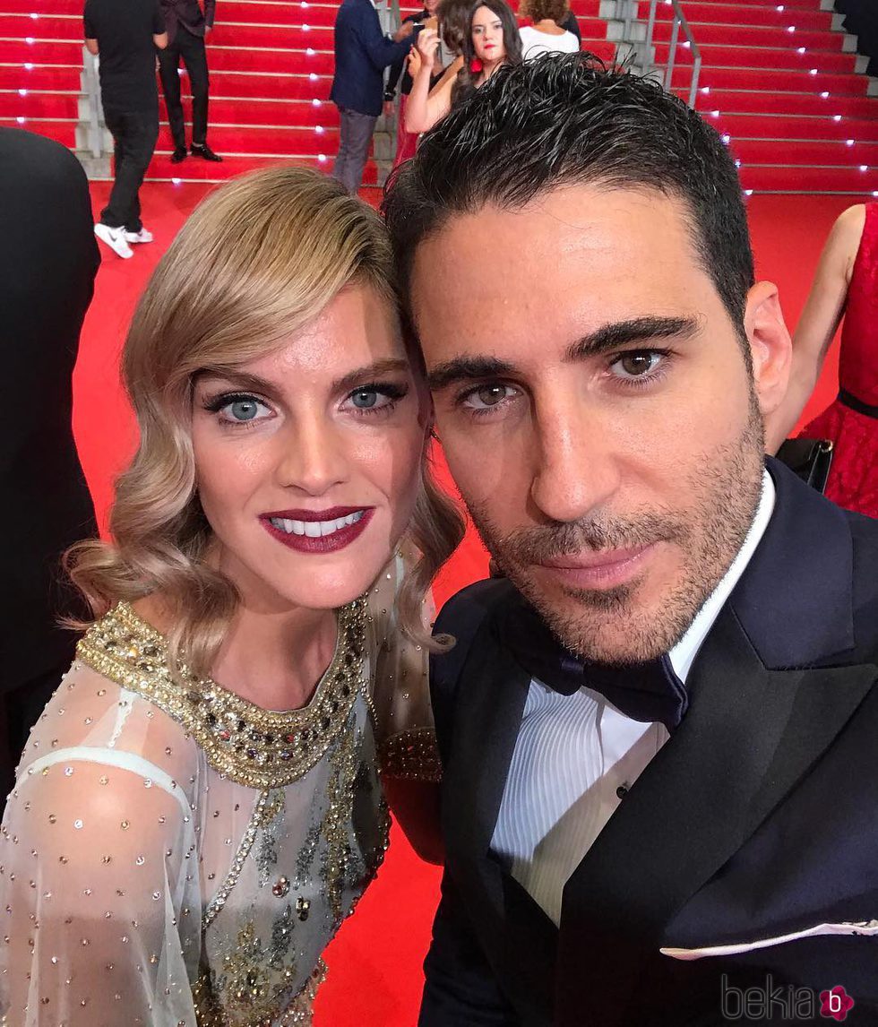 Miguel Ángel Silvestre y Amaia Salamanca haciéndose un selfie en los Premios Platino 2017