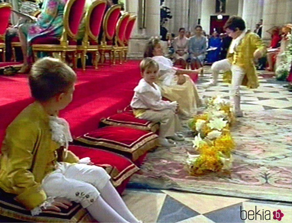 Froilán propinando una patada en la boda de los Reyes