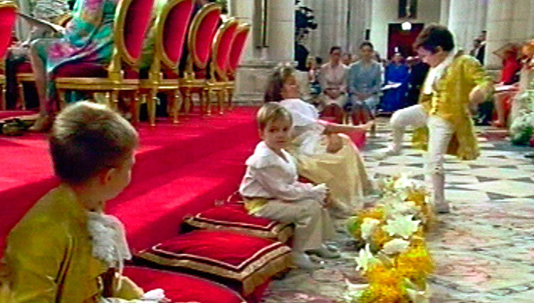 Froilán propinando una patada en la boda de los Reyes