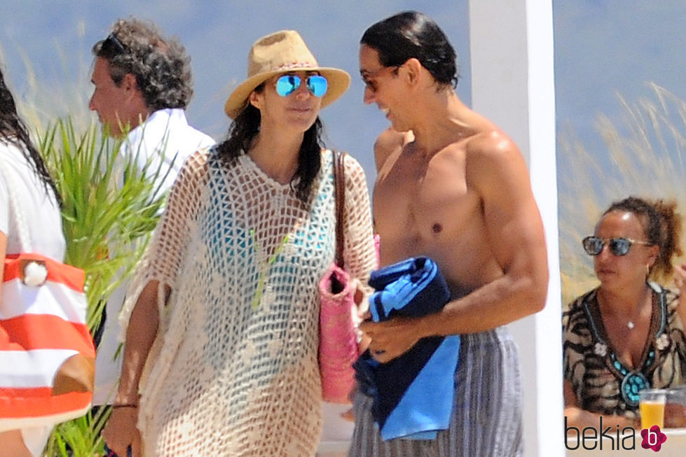 Paz Padilla y su marido Antonio en la playa de Zahara de los Atunes