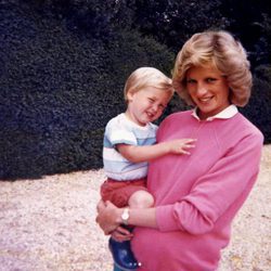 El Príncipe Guillermo de Inglaterra con su madre la Princesa Diana de Gales cuando tenía pocos años