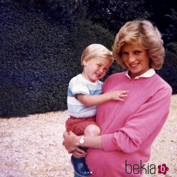 El Príncipe Guillermo de Inglaterra con su madre la Princesa Diana de Gales cuando tenía pocos años