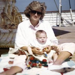 La Princesa Diana de Gales con el Príncipe Guillermo cuando era un bebé