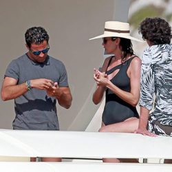 Nieves Álvarez con unos amigos en un yate en Ibiza