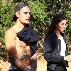 Justin Bieber pasea junto a una modelo en Hollywood