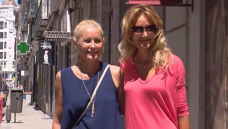 Alba Carrillo y Lucía Pariente posando por las calles de Madrid tras el final de 'Supervivientes 2017'