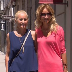 Alba Carrillo y Lucía Pariente posando por las calles de Madrid tras el final de 'Supervivientes 2017'