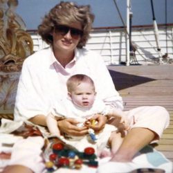 Lady Di con el Príncipe Harry en la cubierta de un barco