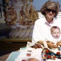 Lady Di con el Príncipe Harry en la cubierta de un barco